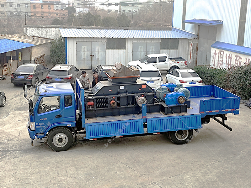 1000x700型全自動(dòng)液壓對輥制砂機(jī)發(fā)貨 1000x700型全自動(dòng)液壓對輥制砂機(jī)發(fā)貨