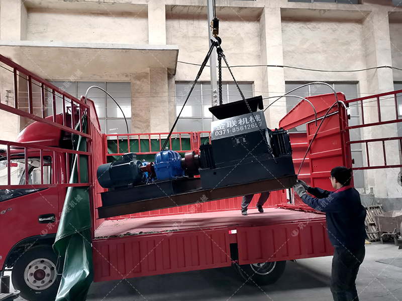 中型半自動(dòng)液壓對輥破碎機(jī)設(shè)備發(fā)貨 發(fā)往河南
