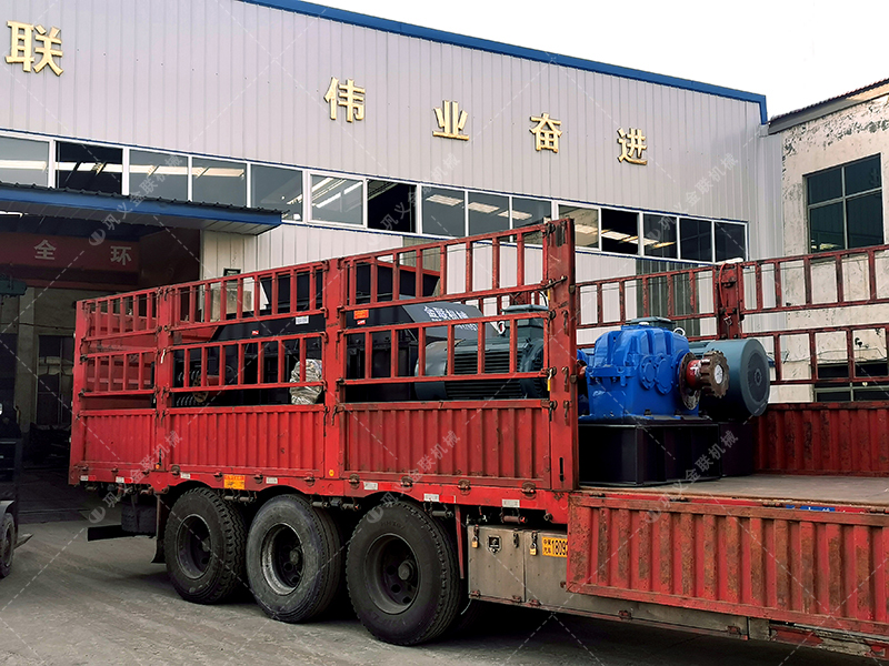 1500x1000型對(duì)輥破碎機(jī)發(fā)貨 破碎河卵石