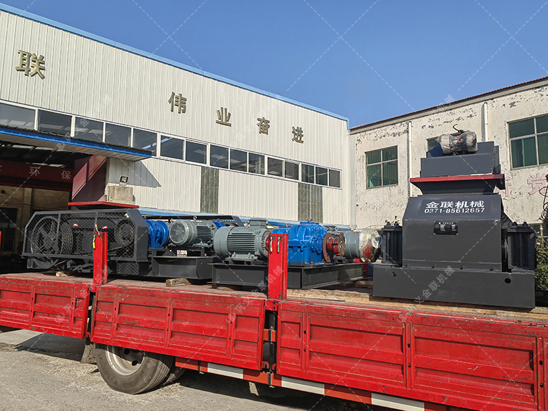 兩臺小型對輥制砂機 610x400組合對輥發(fā)往上海