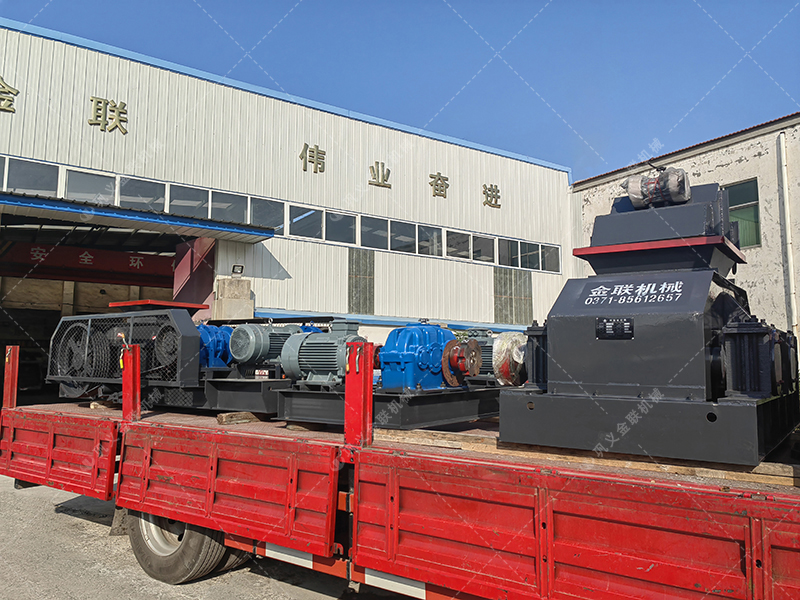 兩臺小型對輥制砂機 610x400組合對輥發(fā)往上海