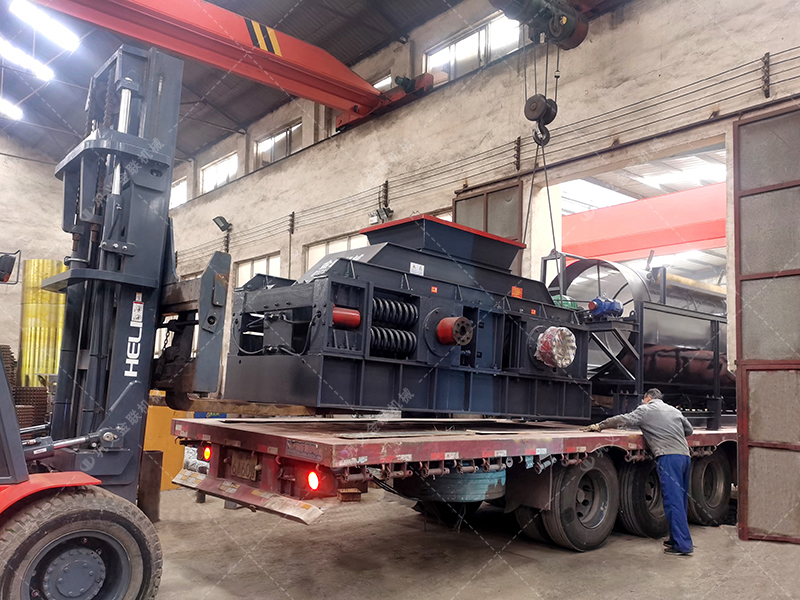 兩臺(tái)大型2PG1510鵝卵石破碎機(jī)設(shè)備發(fā)貨圖片