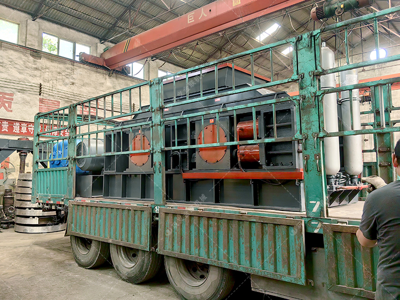 第二臺2PG1500x1000大型液壓對輥破碎機發貨 發往廣東