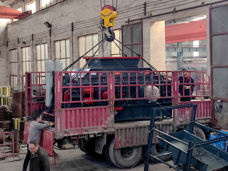 2PG1500x1000大型液壓對輥破碎機(jī)第二臺發(fā)往云南昆明