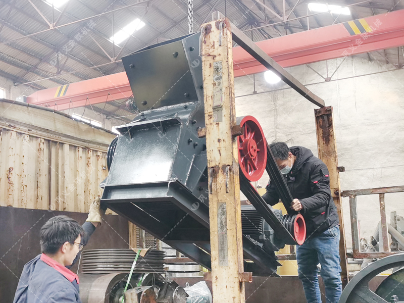 PC200x300小型錘式破碎機發(fā)貨圖片_發(fā)往河北唐山_粉碎化肥 PC200x300小型錘式破碎機發(fā)貨圖片_發(fā)往河北唐山_粉碎化肥