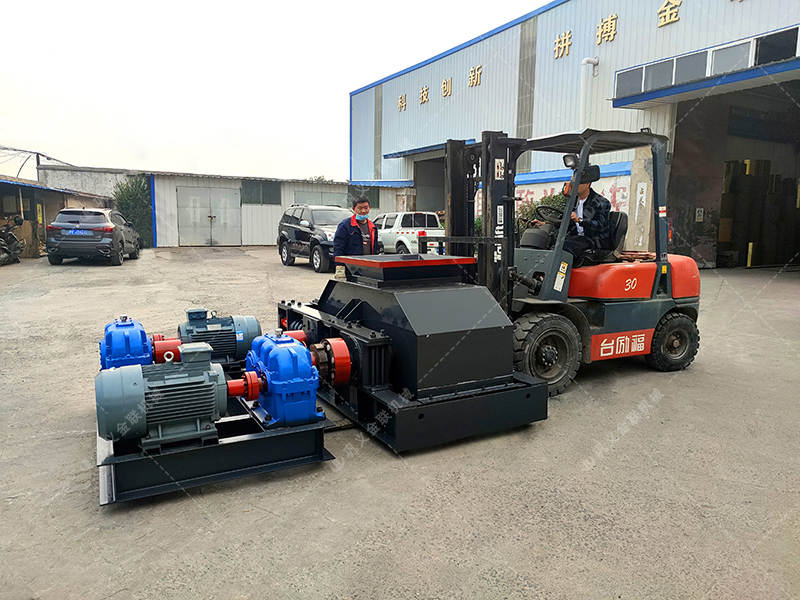 2PG800X600對輥破碎機(jī)發(fā)貨圖片_發(fā)往重慶_鵝卵石制砂 2PG800X600對輥破碎機(jī)發(fā)貨圖片_發(fā)往重慶_鵝卵石制砂