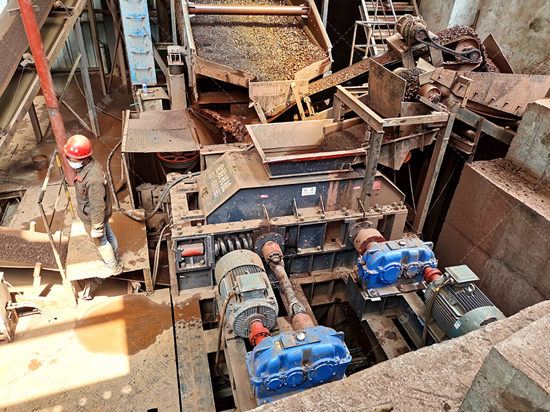 對輥制砂機從破碎到成品砂的生產過程是什么樣的？