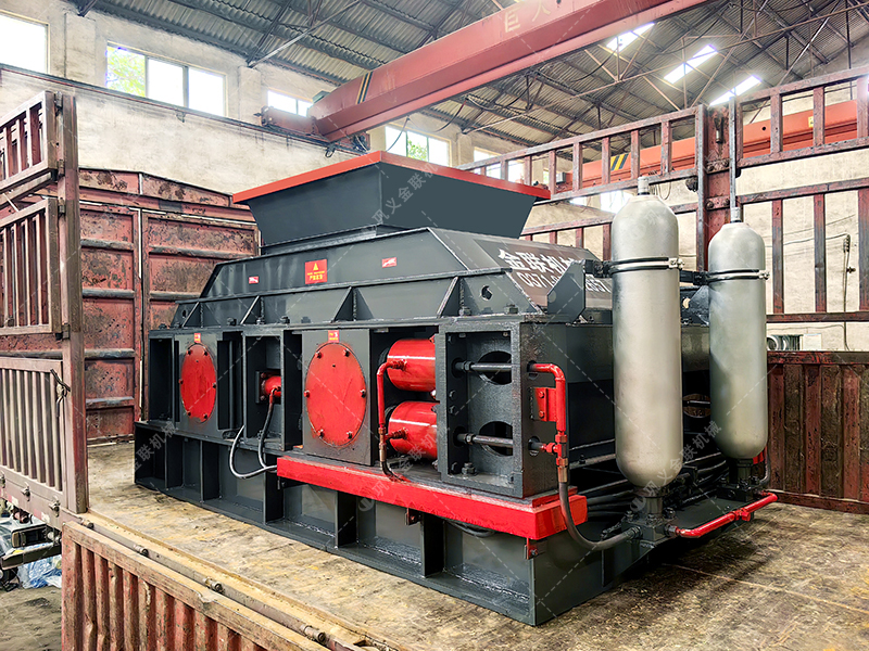 砂石廠實(shí)地探訪：一臺(tái)1210液壓對(duì)輥破碎機(jī)如何“通吃”河卵石和尾礦?